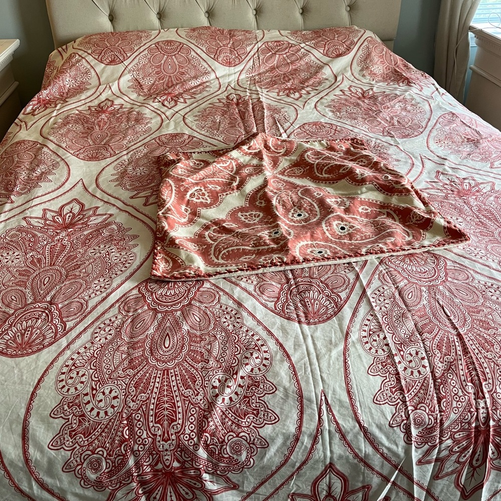 Pottery Barn Set Queen Duvet cover and matching decorative pillow cover